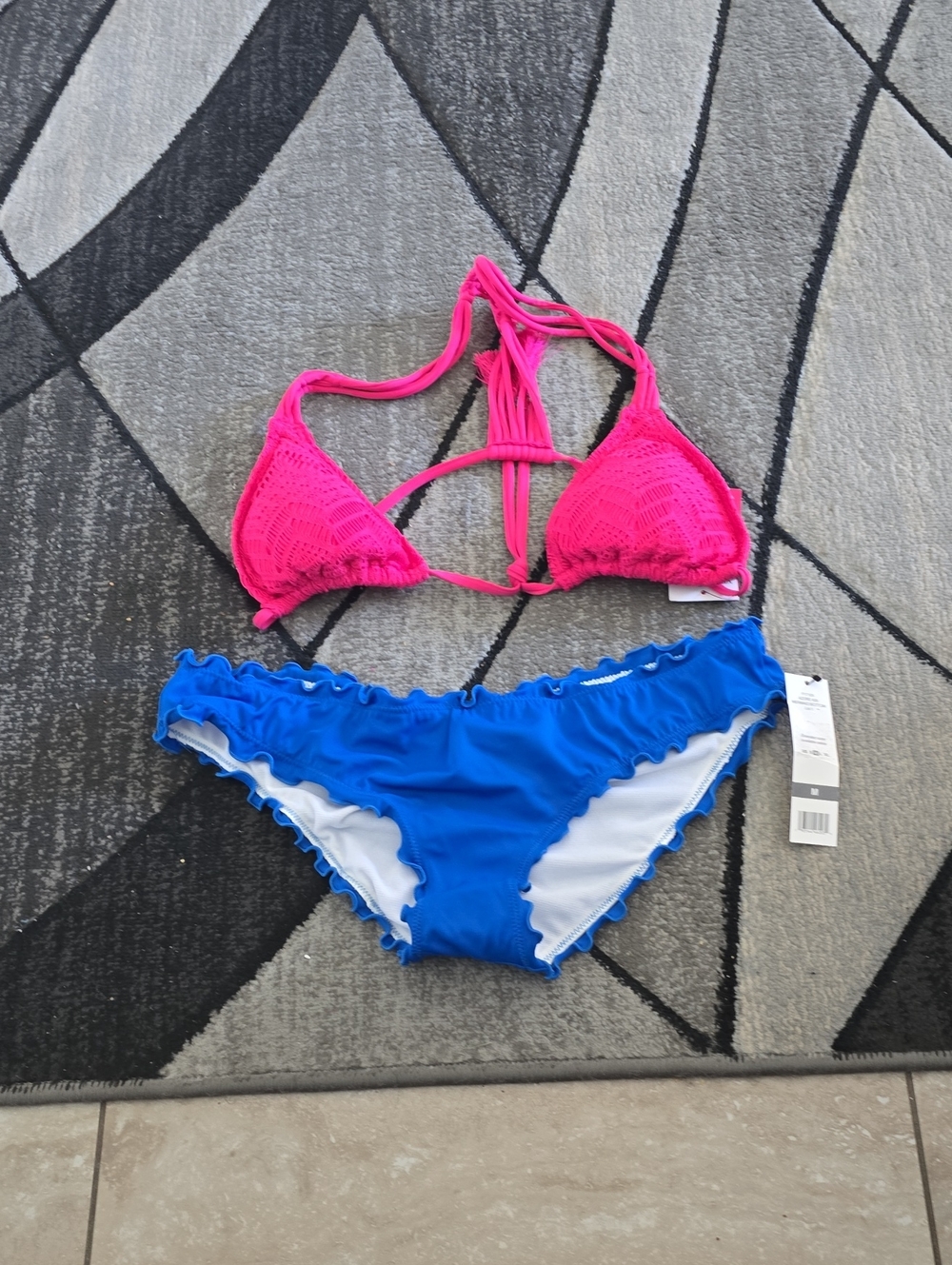 Vince Camuto Crochet Pink Triangle Top & Royal Blue Ruffle Bottoms Sz Med Nwt